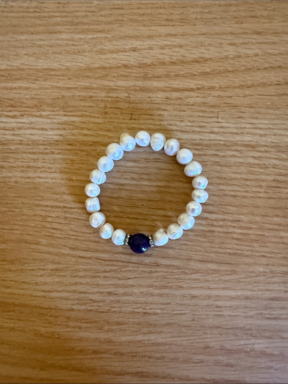 Freshwater pearl bracelet with stone in the middle